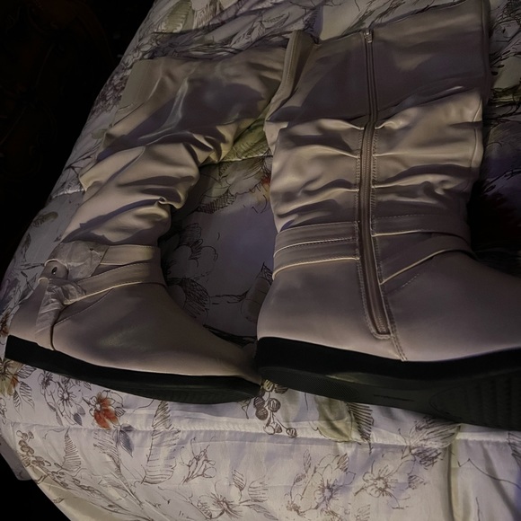 Wide Width Boors …12WW Cream Colored .. - Picture 4 of 4